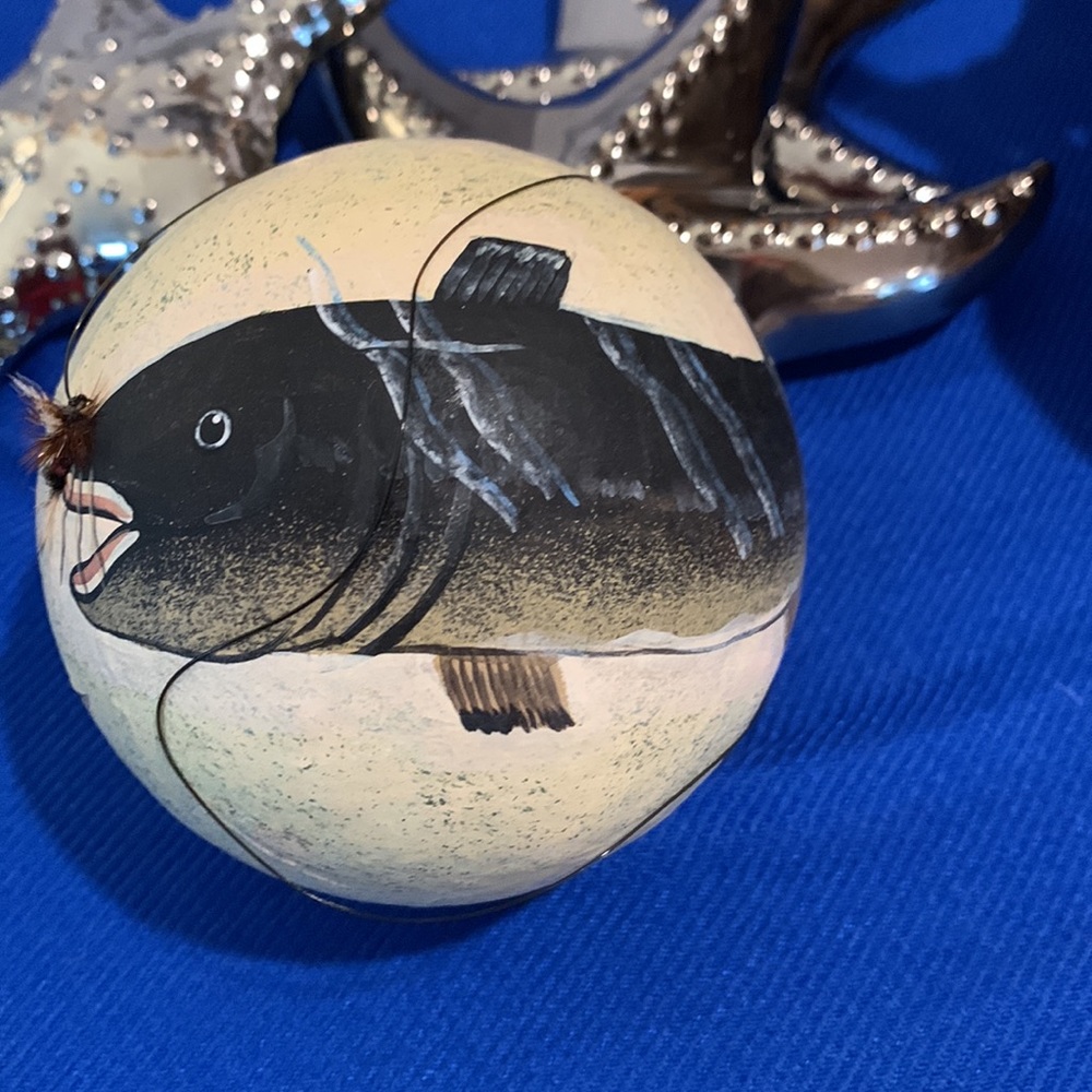 Five (5) Handmade paper mache, hand painted fish from Alaska with tiny flies. - Picture 9 of 12
